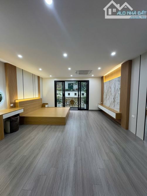 Nhà mặt ngõ Nguyễn Đức Cảnh, 52m2, nhà 7 tầng, thang máy, oto vào nhà.