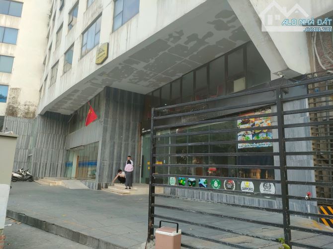 Cho thuê mặt bằng góc 2 mặt tiền cao ốc 30 tầng ngang 12m