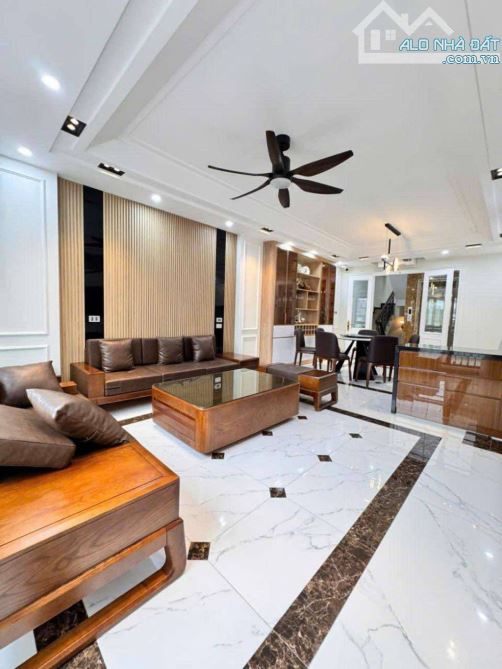 - Bán nhà đường Trần Cung, sát phố, nội thất xịn sò, 57m2, 10.7 tỷ.