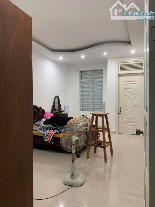Nhà  62m2 dân xây độc lâp, mặt đường Đào Nhuận - Trại lẻ,