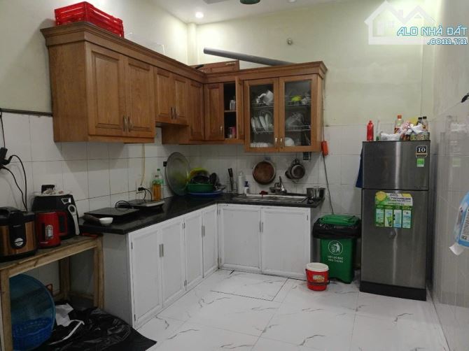 Bán nhà Mỹ Đình, dt40m, 4 tầng dân xây, gần ô tô tránh, kinh doanh, gần phố.