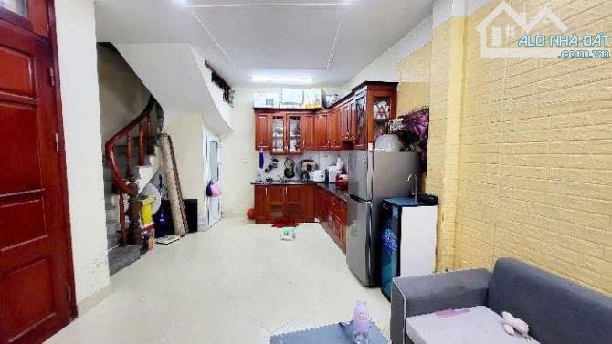 Cho thuê nhà ngõ phố Hoàng Mai 34m x 5 tầng, giá 11tr/tháng