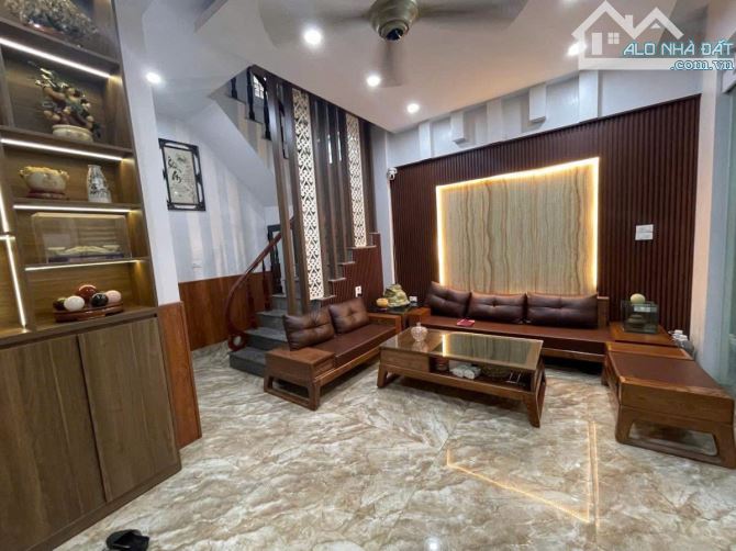 Chỉ 10 tỷ có nhà 6 tầng thang máy, ô tô đỗ cửa phố Hoàng Đạo Thành.