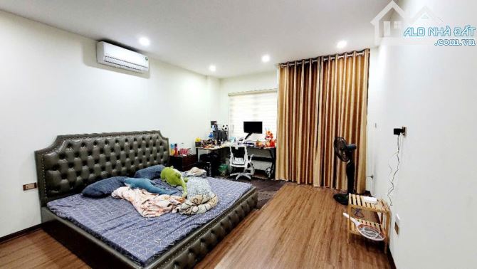 BÁN NHÀ LÝ NAM ĐẾ  TRÁI TIM PHỐ CỔ, HOÀN KIẾM. DIỆN TÍCH: 57M² x 4 TẦNG 
GIÁ CHỈ: 22.5 TỶ.