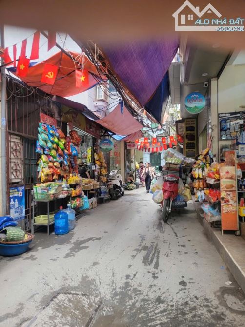 NGÕ THÔNG - KINH DOANH - GẦN PHỐ - DÂN XÂY.    TẦNG 1 LÀM CỬA HÀNG KINH DOANH  CÓ CỬA RIÊN