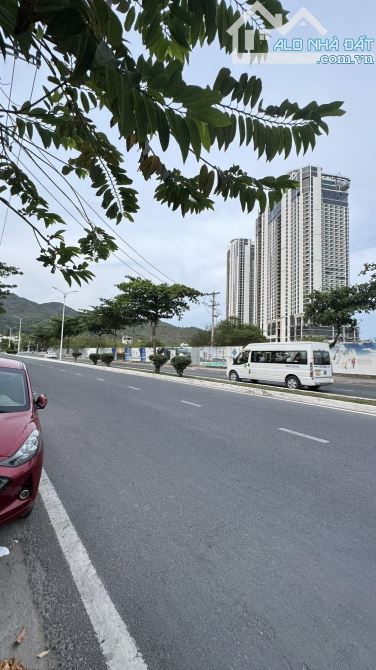 BÁN NHÀ 2 TẦNG MẶT TIỀN ĐƯỜNG PHẠM VĂN ĐỒNG - VĨNH HOÀ NHA TRANG 6TY2