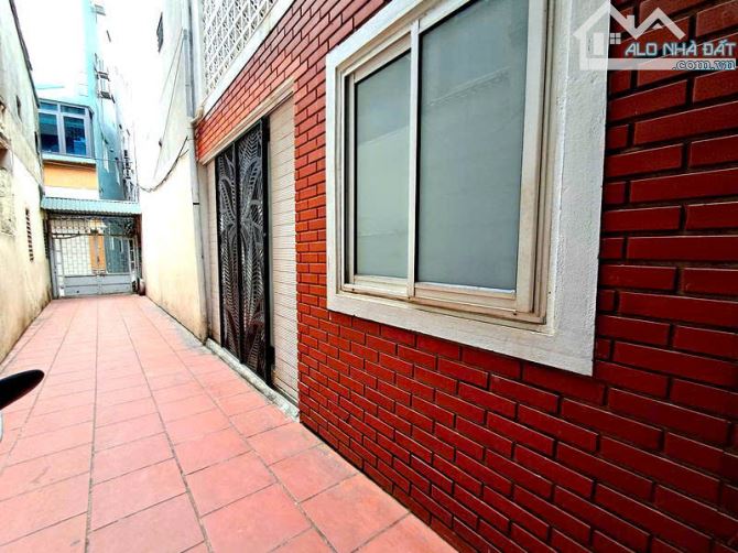 Bán nhà Lạc Long Quân Tây Hồ 43m 5tầng 6,4tỷ 6PN Cạnh Hồ Tây