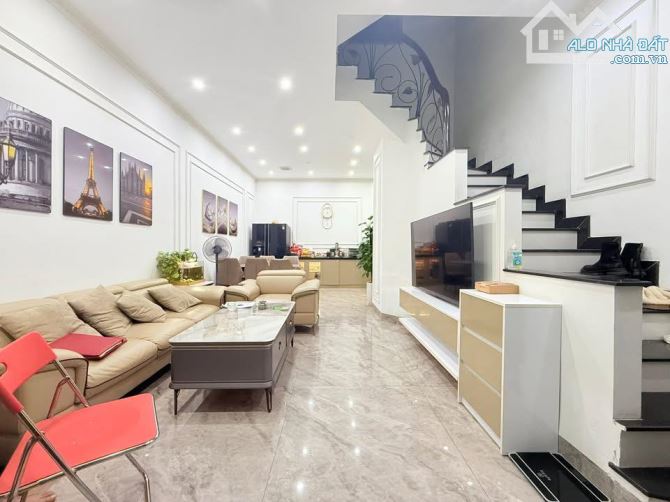 BÁN CỰC GẤP nhà Trích Sài, Tây Hồ 42m2, 5 tầng, giá 7.15 tỷ