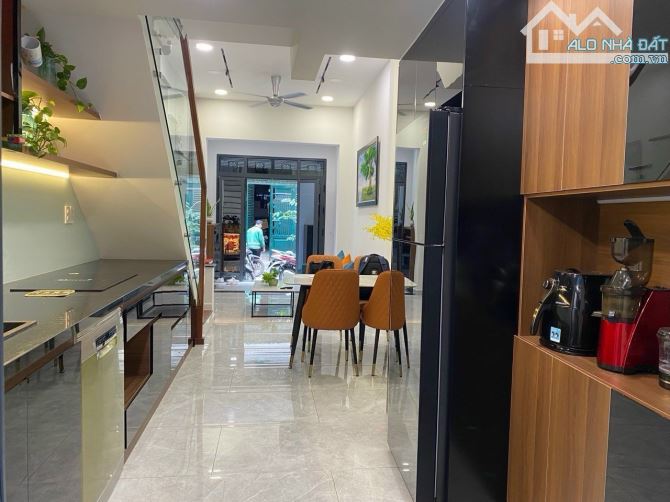 CHỈ VỚI 8 TỶ NHỈNH CÓ NGAY NHÀ HẺM XE HƠI THÀNH THÁI Q10 TẶNG KÈM NỘI THẤT