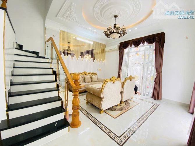 Bán biệt thự sang đẹp! Trệt+3 lầu ngay Fideco Thảo Điền, Quận 2, DT: 333m2 (18x20m)