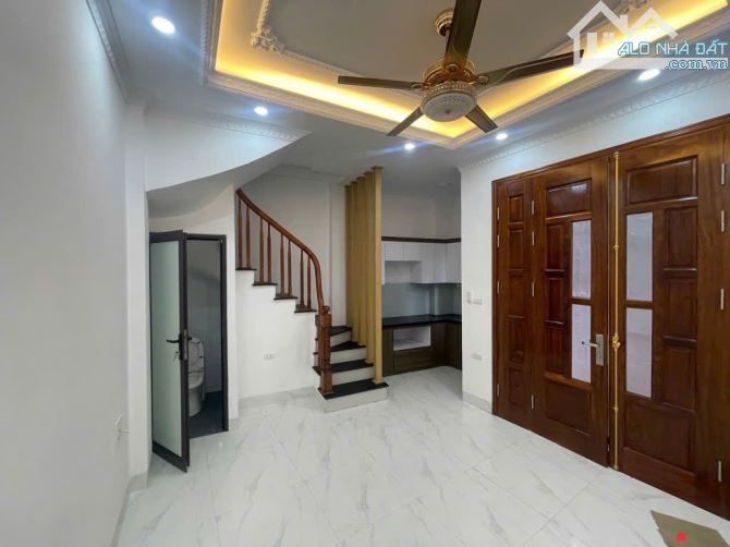 BÁN NHÀ PHỐ ĐỨC GIANG - 5 TỶ - 37M2 - CÁCH MẶT PHỐ 10M, NHÀ MỚI HIỆN ĐẠI