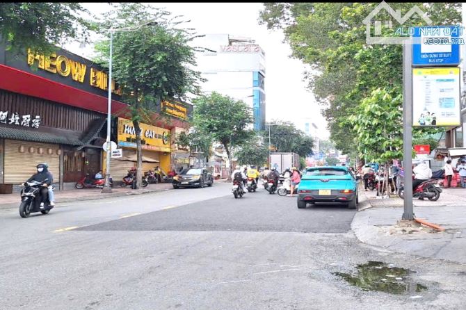Nhà mặt tiền hẻm xe hơi tránh, 4 tầng, 5 PN, trái tim Quận 1, giá cực tốt!