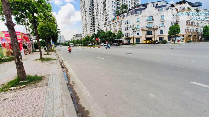BÁN NHÀ MẶT PHỐ HỒNG TIẾN - LÔ GÓC 3 MẶT TIỀN - KD ĐỈNH. DT:145M. 4 TẦNG. MT:8M. GIÁ 41 TỶ
