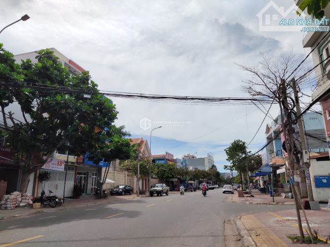 BÁN NHÀ CẤP 4 MẶT TIỀN PHƯỜNG 8, 168m2 (NGANG 5,7M)- GIÁ 18.4 TỶ