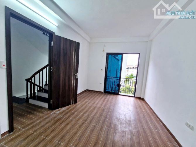 Cần bán gấp nhà Tây Mỗ, ngõ trước nhà thông, ô tô đỗ cổng, 6 tầng, giá 4.15 tỷ