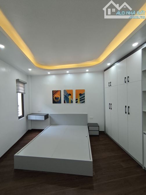 Bán nhà phố Đội Cấn 35m 5 tầng giá 6tỷ550 triệu