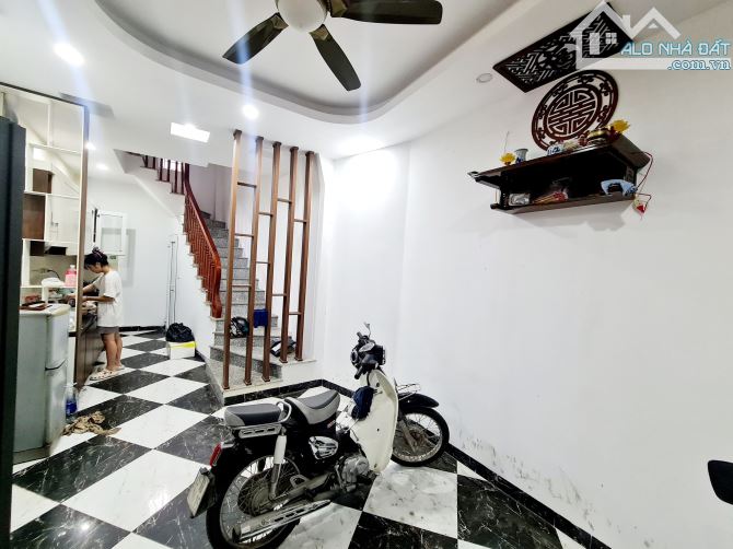 NHÀ MỚI Ở NGAY - QUANG LÃM - HÀ ĐÔNG, 3 GÁC TRÁNH XE MÁY   CHO THUÊ 4 PHÒNG 12 TRIỆU
