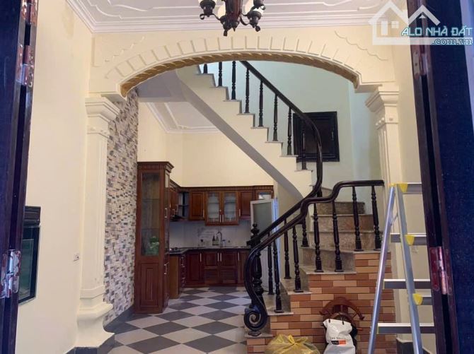 Cho thuê nhà phố nguyên căn Bạch Đằng- Hoàn Kiếm 40m2 x 3 tầng , 2PNKK giá 8tr5, vào luôn