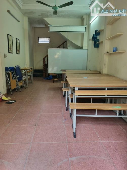 Cho thuê nhà Phương mai ,Đống Đa  làm văn phòng, kho để hàng, lớp học...dt 30x4 giá 10tr