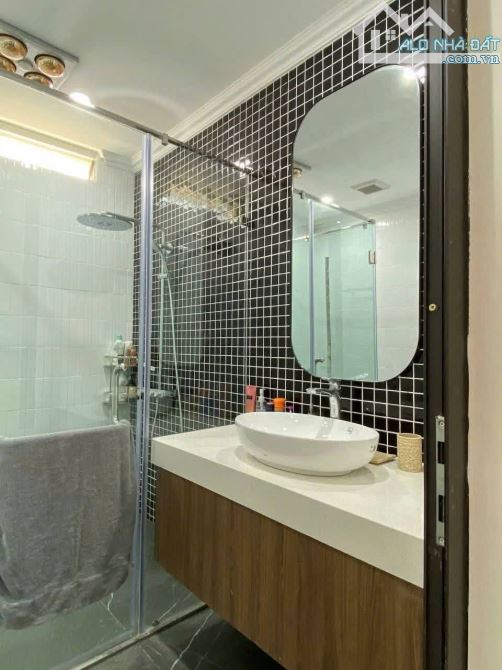 Nhà đẹp xịn xò, ngõ phân lô Nghi Tàm, oto tránh đỗ, vỉa hè, sổ 98m2 x mtiền 9m. Giá 35 tỷ - 10