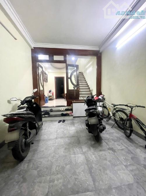 Bán gấp nhà Hoàng Liệt DT 45m2 x 5 tầng, giá 7.82 tỷ, ngõ oto, thoáng, gần đường, ở luôn - 1