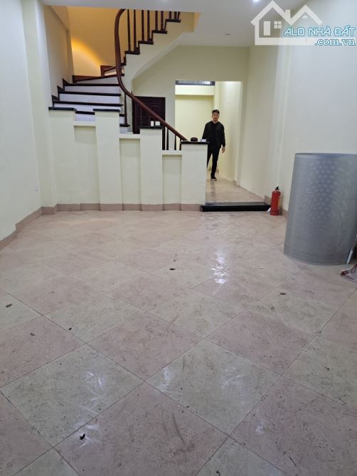 Cho thuê căn nhà 50m2 x 5 tầng tại ngõ 165 phố Dương Quảng Hàm - Cầu Giấy - 1