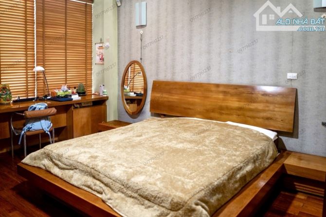 BÁN NHÀ TRUNG KÍNH 70m2 × MT 5m. PHÂN LÔ VIP - 2 Ô TÔ TRÁNH + VỈA HÈ - K.D, V.PHÒNG ĐẸP - 1