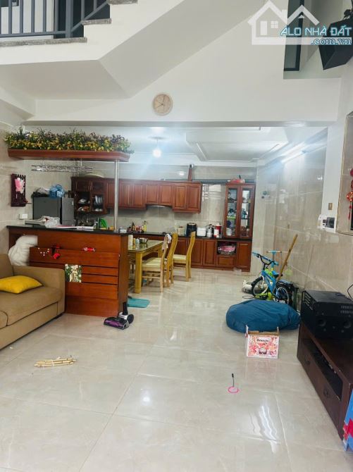 CHÍNH CHỦ GỬI BÁN NHÀ 3,5 TẦNG MỚI XÂY XONG CÁCH NGÃ 6 VINCOM HƠN 1KM - 1