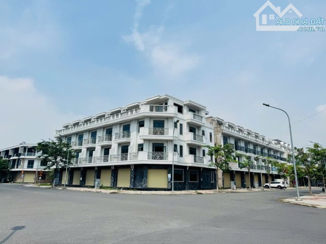 Bán nhà 1 trệt 3 lầu góc 2 mặt tiền đường E6, Bửu Long, Biên Hòa, 135m2, giá 7 tỷ 800 - 1