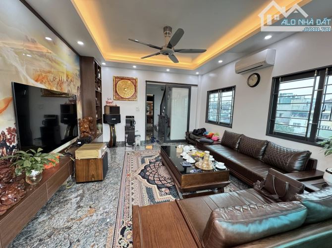 bán nhà HOA LÂM - VIỆT HƯNG - 45m MT 5m 6tầng lô góc ô tô thông -  chỉ hơn 8tỷ ạ. - 1