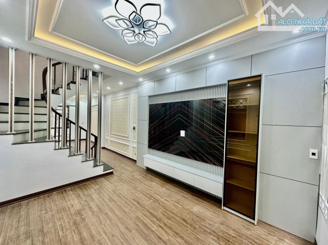 Bán nhà ngõ 31 Phan Đình Giót cách 1 nhà ra phố 40M2 5 Tầng Full nội thất - 1