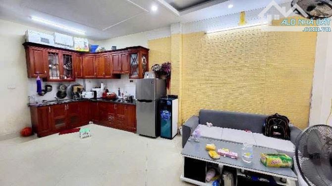 Cho thuê nhà ngõ phố Hoàng Mai 34m x 5 tầng, giá 11tr/tháng - 1