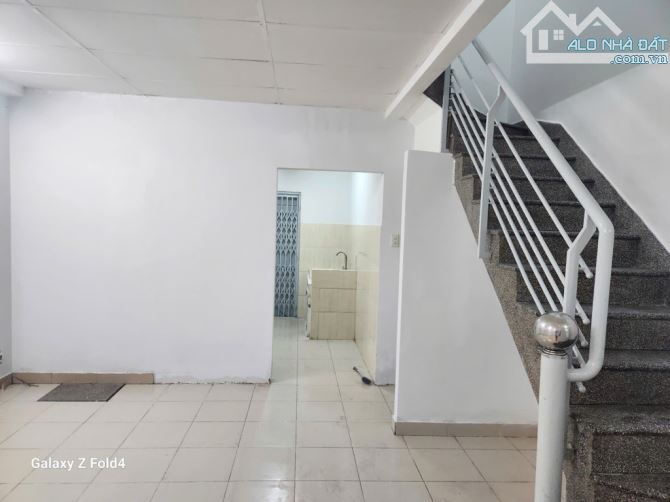 BÁN GẤP, GIẢM 80tr. GIÁ MỚI 5,1tỷ LÔ GÓC 2 MẶT HẺM ĐẸP LẠC LONG QUÂN TÂN BÌNH - 1
