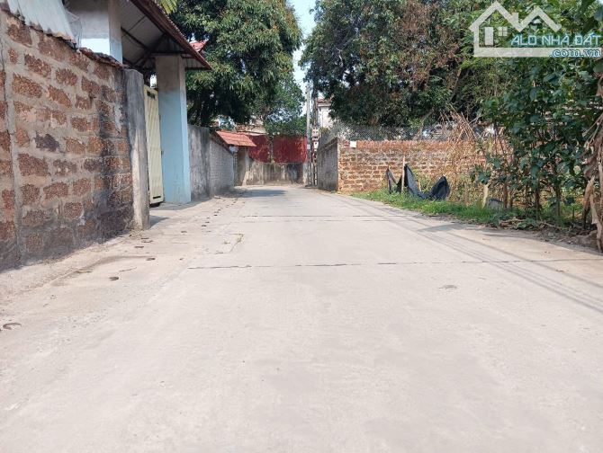 BÁN GẤP 390m² đất tại số nhà.. đương Trung tâm xã thôn Vụ Bản, xã Minh Trí, SS - 1