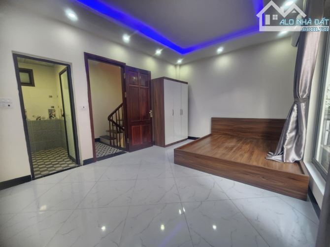 Nhà 5 tầng đi bộ 20 giây là đường Quang Trung. - 1