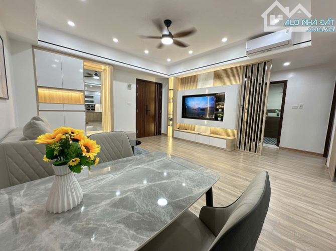 Bán căn 3 ngủ view hồ (ảnh tự chụp) toà OCT2 - ĐN2 Bắc Linh Đàm, Hoàng Mai - 1