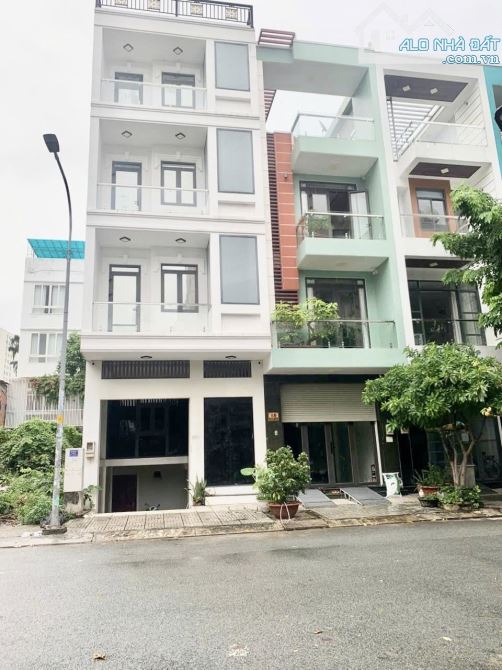 Quận 7 - Nhà hiện đại 5 tầng, Đường phạm hữu lầu, đang làm CHDV thu nhập ổn định - 1