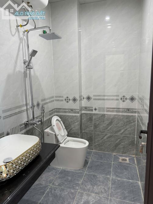 CHÍNH CHỦ- CHO THUÊ NHÀ 5 TẦNG , CÓ THANG MÁY MẶT TIỀN ĐƯỜNG TÔN ĐỨC THẮNG - 22