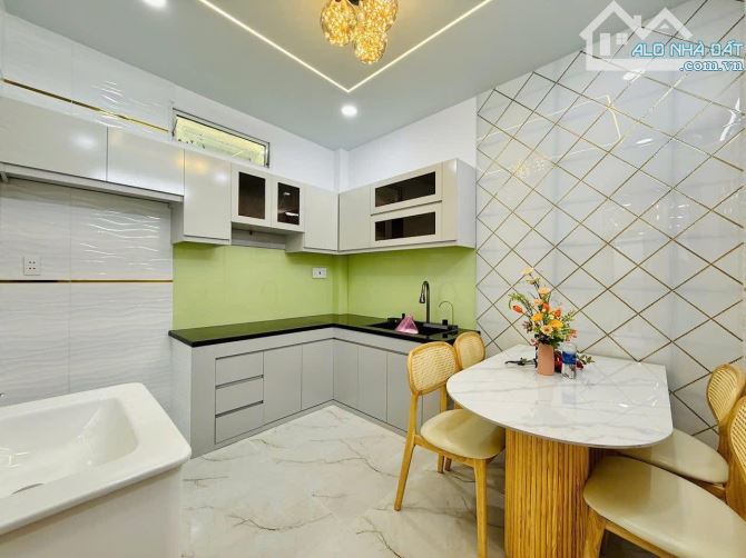 Mua ngay căn nhà 2 tầng ngay nhà Nguyễn Thiện Thuật, Quận 3. Giá: 4 Tỷ 020 / 52m2. SHR - 2