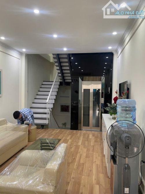 Cho thuê nhà mặt phố Lê Ngọc Hân - Nhà mới - DT 75m2 x 4 tầng - MT 4.2m - Có thang máy - 2