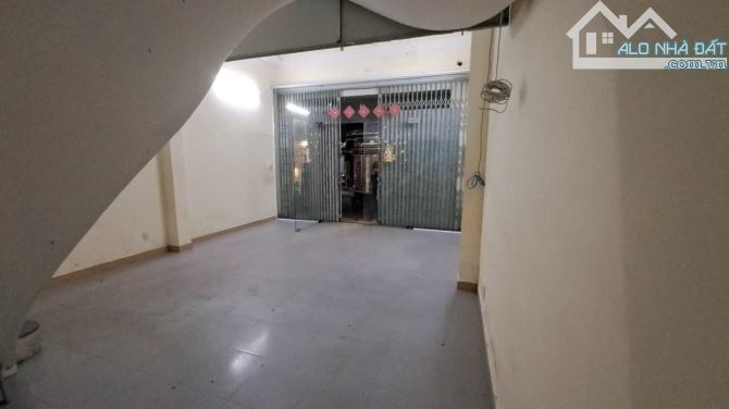 Bán nhà 2.5 tầng mặt tiền Đỗ Quang. Dt 55m2 ngang 5m sát Nguyễn Văn Linh vị trí đẹp - 2