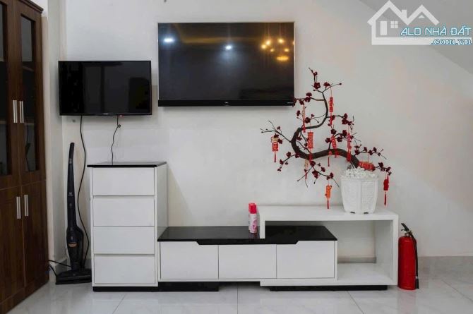 Bán nhà mặt tiền đường nhựa giá 12,5tỷ có gara đậu oto - 2