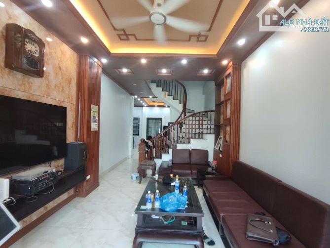 CC nhờ bán nhà Mặt phố HOÀNG MAI  65m2 5 Tầng. Kinh Doanh | Ô TÔ TRÁNH VIEW HỒ. Chỉ hơn 14 - 2