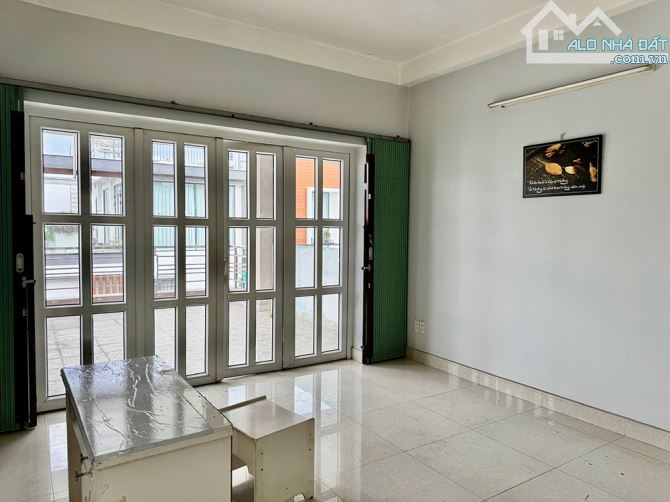 Cho thuê nhà mặt tiền 1 hầm 4 tầng lầu, ngay công viên Cao Đức Lân, nhà đẹp, đường thông - 2