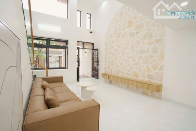 Nhà cách Phạm Văn Đồng 200m_oto đậu trong sân - 1