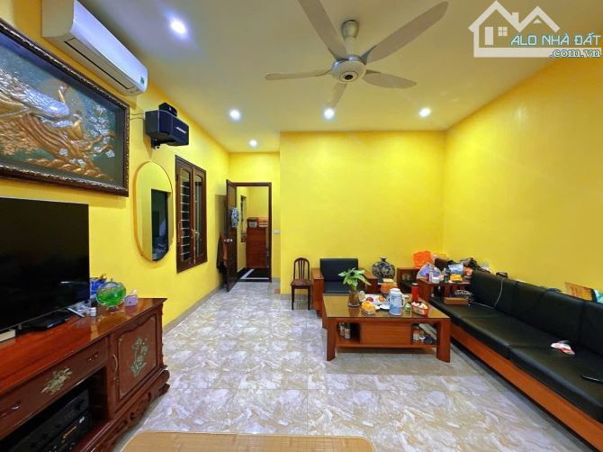 MẶT NGÕ KINH DOANH SPA, NAIL, SALON TÓC, TẠP HOÁ, BÁN THUỐC TÂY - LÔ GÓC 2 MẶT THOÁNG - TR - 2