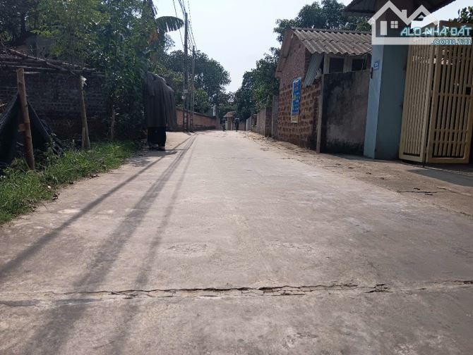 BÁN GẤP 390m² đất tại số nhà.. đương Trung tâm xã thôn Vụ Bản, xã Minh Trí, SS - 2