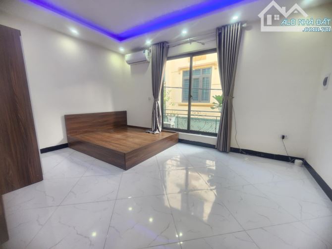 Nhà 5 tầng đi bộ 20 giây là đường Quang Trung. - 2