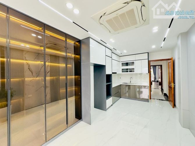 Nhà mặt phố xây mới Dương Văn Bé, Hai Bà Trưng. DT 68m2 x6T thang máy, 1 mặt ngõ oto - 2