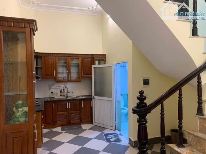 Cho thuê nhà phố nguyên căn Bạch Đằng- Hoàn Kiếm 40m2 x 3 tầng , 2PNKK giá 8tr5, vào luôn - 2